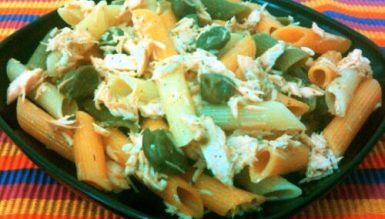 Penne tricolore com salmão e alcaparras