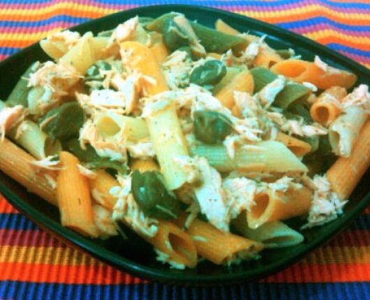 Penne tricolore com salmão e alcaparras