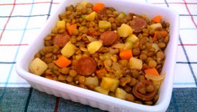 Lentilha com linguiça e legumes