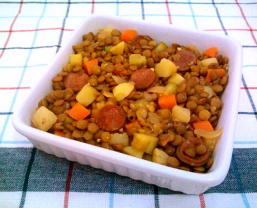 Lentilha com linguiça e legumes