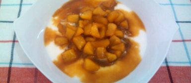 Sobremesa de maçã em calda de laranja com iogurte