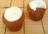 Bolinhos de cenoura com cobertura de cream cheese e baunilha (cupcakes)