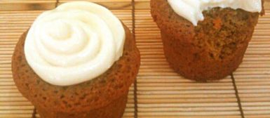 Bolinhos de cenoura com cobertura de cream cheese e baunilha (cupcakes)