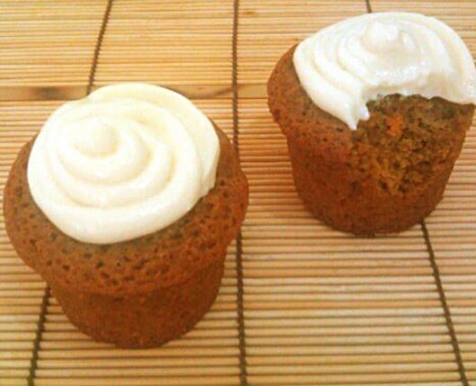 Bolinhos de cenoura com cobertura de cream cheese e baunilha (cupcakes)