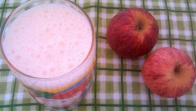 Vitamina de iogurte com maçã e coco