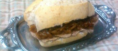 Pan con lagarto asado y cebolla