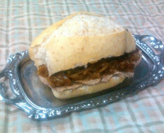 Pan con lagarto asado y cebolla