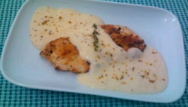 Filé de frango grelhado com creme lemon pepper