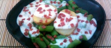 Batata cozida com vagem, creme de queijo e salame