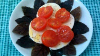 Salada caprese (muçarela de búfala, tomate e manjericão)