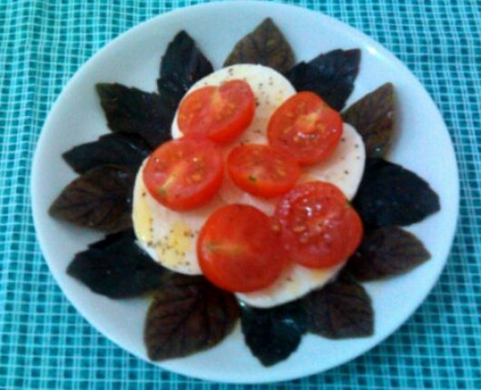 Salada caprese (muçarela de búfala, tomate e manjericão)