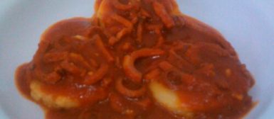 Ragú fácil de linguiça com discos de polenta