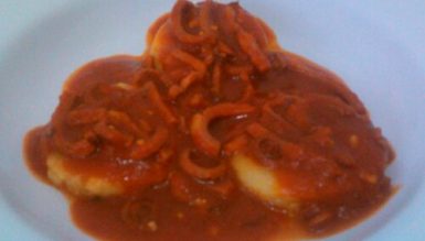 Ragú fácil de linguiça com discos de polenta