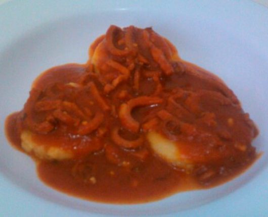 Ragú fácil de linguiça com discos de polenta