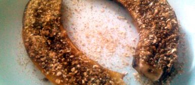 Banana cozida no micro-ondas com farofa de aveia e açúcar mascavo