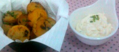 Batatinhas assadas com ervas e creme de alho
