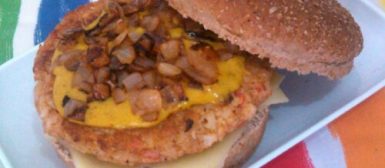 Festival de Hambúrgueres: Praieiro (hambúrguer de kani com muçarela, cebola dourada e molho de mostarda)