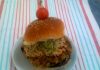Festival de Hambúrgueres: Natureba (hambúrguer vegano de proteína de soja e funghi com radicchio, broto de alfafa e creme de tofu com páprica)
