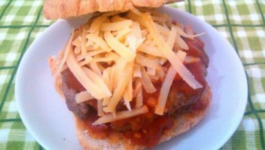 Festival de Hambúrgueres: Italiano (hambúrguer de fraldinha com pepperoni, molho de tomate e parmesão na ciabatta)