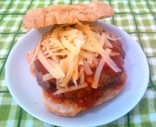 Festival de Hambúrgueres: Italiano (hambúrguer de fraldinha com pepperoni, molho de tomate e parmesão na ciabatta)