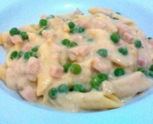 Macarrão com molho branco à parisiense