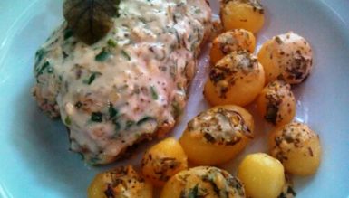 Sobrecoxa de frango assada com iogurte de ervas e batatinhas