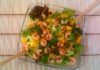 Salada completa de camarão (com folhas verdes, cenoura, ervilhas tortas e pimentão)