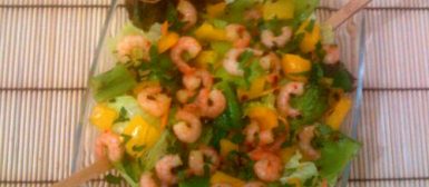 Salada completa de camarão (com folhas verdes, cenoura, ervilhas tortas e pimentão)