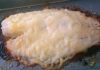Filé de peixe com queijo derretido no forno