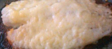 Filé de peixe com queijo derretido no forno